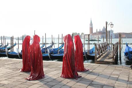 The light art project ?time guards? Madonna and - contemporaryart - Array auf - Array - The light art project ?time guards? Madonna and - contemporaryart - Array auf - Array -